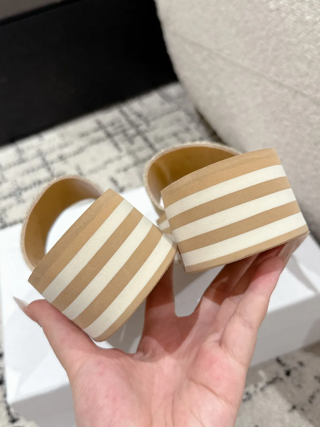 💕💕Factory direct selling price p440💕💕 DIOR Dior Dway fabric embroidered logo open toe 7cm thick sole one-word strap slippers CD letter logo three-dimensional embroidery thick bottom round toe open toe slippers The original development of the top version on the market, soft and delicate foot feel, extremely comfortable.  ✔️Upper: imported electro-embroidered cotton technical fabric ✔️Inner lining: water-dyed cowhide foot pad lining ✔️Outsole: original combination outsole ✔️Sole thickness: 7cm ✔️Size: #35-41 (40.41. Customized, non-refundable and non-exchangeable)